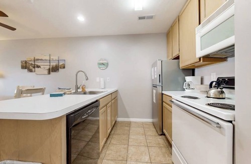 Harbor Village Condo | Condo w/private patio and access to shared pool/hot tub/tennis courts