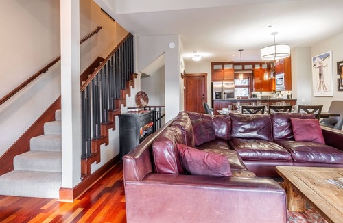 Mammoth Lakes House | Contemporary Ski Townhome! Private Hot Tub! Close to Eagle Lodge!