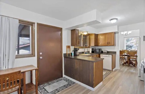 Billings House | Conveniently located, 4bd, 3bath, Vaulted ceilings