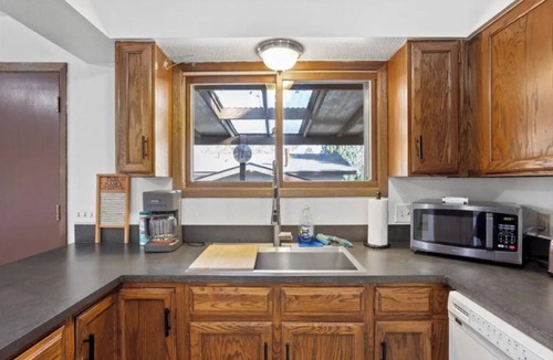 Billings House | Conveniently located, 4bd, 3bath, Vaulted ceilings