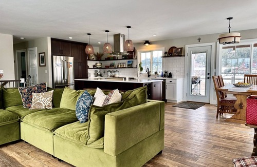 Somers House | Cottage On Waterfowl Pond/Dog Friendly Fenced Yard