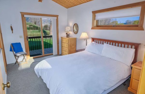 Swan Valley Apartment | Cottonwood cabin next to Pond