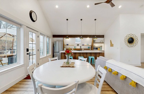 Burley House | Country inspired living, surrounded by views, mins from downtown and golfcourse