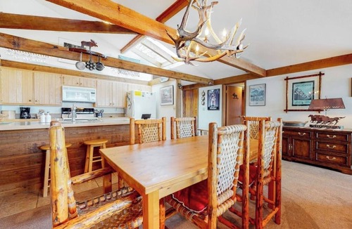 Jackson House | Country townhome next to golf course with mountain view & vaulted ceilings