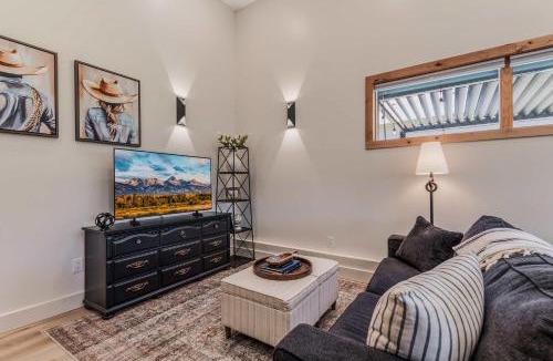 Swan Valley House | Cowboy Den by the Creek