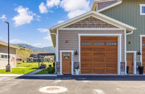 Swan Valley House | Cowboy Den by the Creek