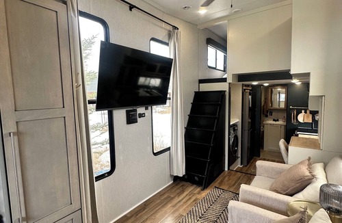 Last Chance House | Cozy 1-bedroom Tiny Home in beautiful Island Park with AC