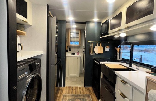 Last Chance House | Cozy 1-bedroom Tiny Home in beautiful Island Park with AC
