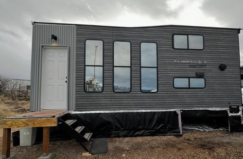 Last Chance House | Cozy 1-bedroom Tiny Home in beautiful Island Park with AC