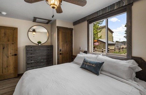 West Yellowstone Condo | Cozy 1-bedroom condo in West Yellowstone, 1 minute to park! Little Tuckaway