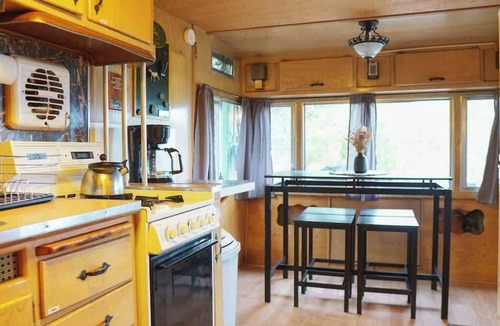 Irwin Cabin | Cozy 2-bed cabin looking over Palisades Lake!