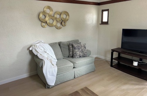 Burley Apartment | Cozy 2-bedroom apartment in welcoming Burley with AC