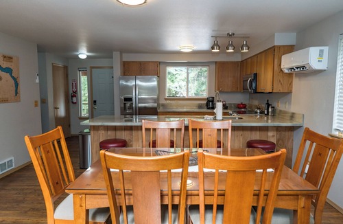 Hoodsport Cabin | Cozy and Dog friendly retreat by Relaxing Creek & Hot tub by Lake Cushman