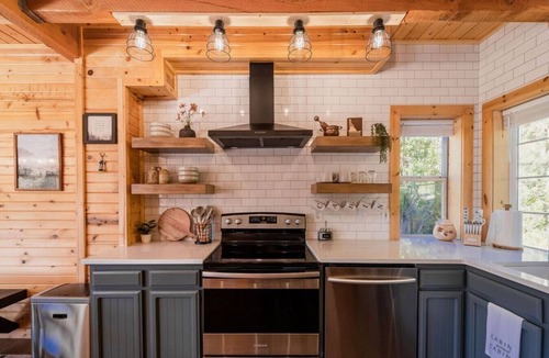 Cascade House | Cozy Cabin Close to Lake Cascade w/Hot Tub