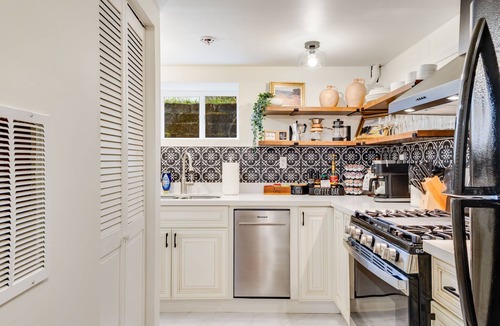University District Cottage | Cozy Chic 2BD/2BA U District Basement w/AC Walkable to UW, Light Rail Grocery