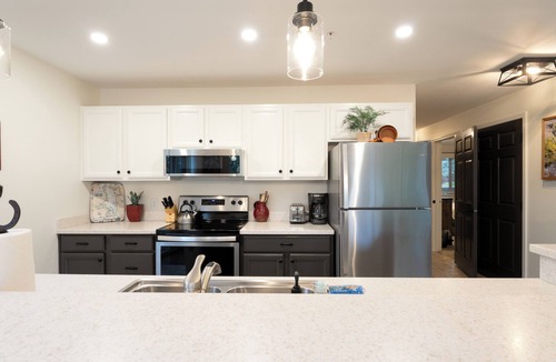 Bigfork Condo | Cozy condo w/fireplace, close to GNP - Marina Cay Retreat