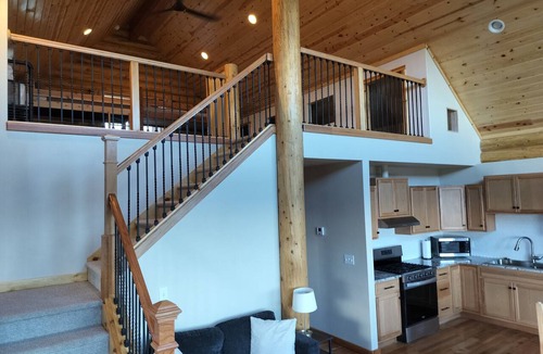 Sweetwater Cabin | Cozy Cottage 5-bedroom log cabin in Garden City with a great view.