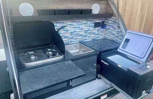 Farmington House | Cozy Glamping Pod I Outdoor Kitchen and Shower