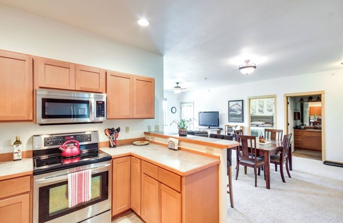 Livingston Condo | Cozy Livingston Condo w/Balcony & Mtn View!