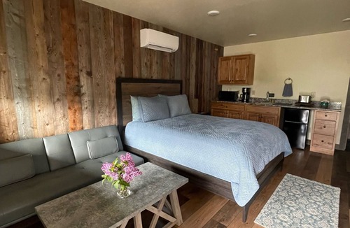Gardiner Cabin | Cozy lodge with 1 bedroom and WiFi, AC in pleasant Gardiner