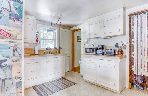 Government Camp Cabin | Cozy Mountain Cabin with Full Kitchen - Close to Town, Skiing & Hiking Trails