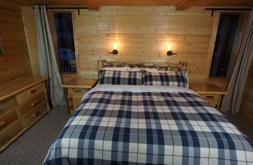 Lazy Acres House | Cozy Mountain Retreat with Hot Tub, Stunning Lionshead Views, 7 Miles to Yellows