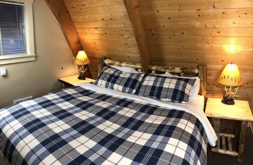 Lazy Acres House | Cozy Mountain Retreat with Hot Tub, Stunning Lionshead Views, 7 Miles to Yellows
