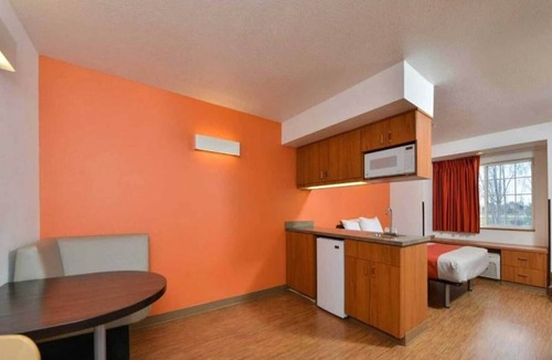 Meridian Apartment | Cozy Queen Bed Room|Pool|Free WiFi