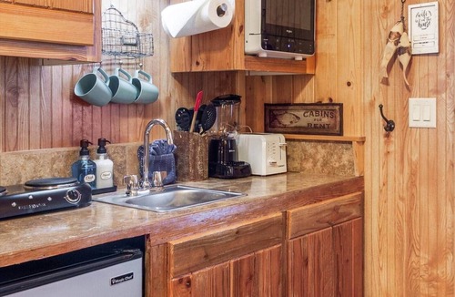 Chester House | Cozy River View Cabin Near Yellowstone