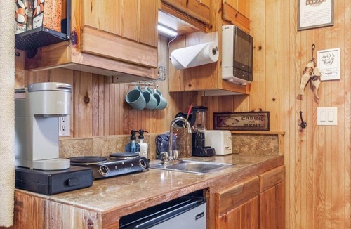 Chester House | Cozy River View Cabin Near Yellowstone