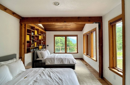 Stevenson Cabin | Cozy riverview lodge in Stevenson w/AC & WiFi — Sleeps 12