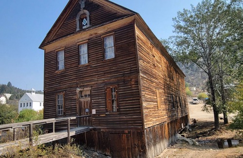 Silver City House | Cozy RV1 with WiFi and AC near Owyhee Reservoir, Leslie's gulch, Three Forks.