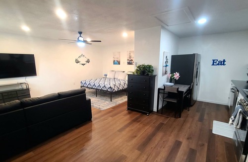 Sugar House Apartment | Cozy Studio in beautiful SugarHouse, King Bed, WiFi, AC