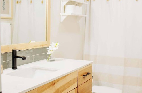McCammon House | Creekside Cabins- Birch, stylish stay w views