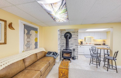 Libby Apartment | Crystal Lake Retreat Studio: Walk to Happy's Inn!
