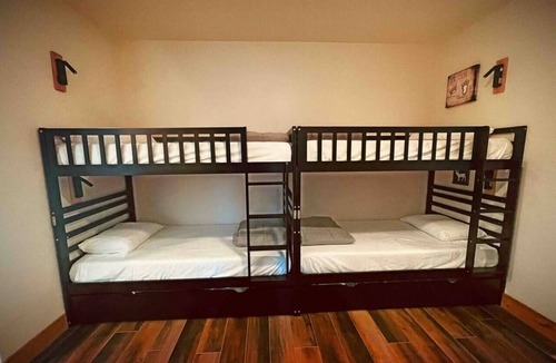 Downtown Leavenworth Cabin | Custom Enchantment Lodges - Large Groups - Hot Tub - Downtown Leavenworth WA