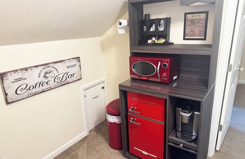 West End Apartment | Cute as Hell! 2-bedroom building in adorable North Tacoma with cool AC comfort!