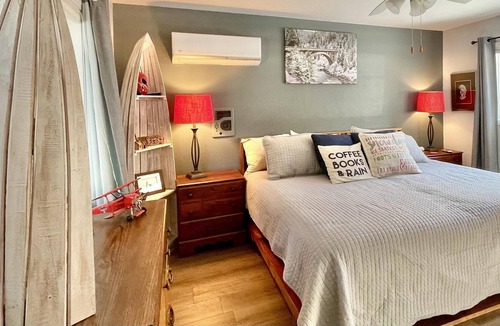 Donnelly Cabin | Cute, Pet Friendly Cabin with Hot Tub and Garage