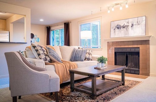 Kirkland Condo | ★Designer 2BR Condo★ Balcony, King Bed and Parking