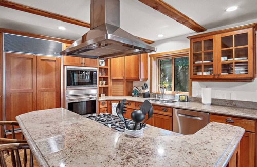 Cle Elum Cabin | Direct access to Cle Elum Lake! Lakefront Log Cabin with Hot Tub/Huge Game Room