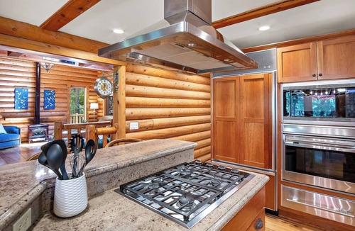Cle Elum Cabin | Direct access to Cle Elum Lake! Lakefront Log Cabin with Hot Tub/Huge Game Room