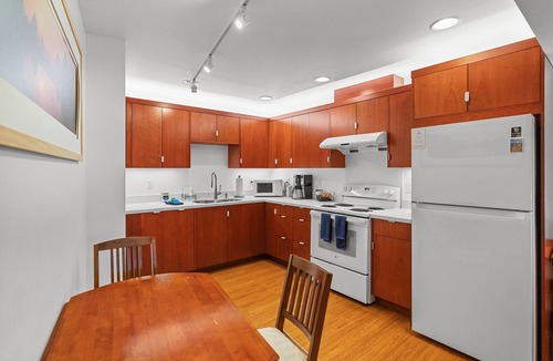 Adelma Beach Apartment | Discovery Bay Apartment -Beach Access Sleeps 4