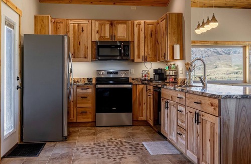 Wapiti Cabin | Dog-Friendly Cabin with Panoramic Mountain Views in Wyoming
