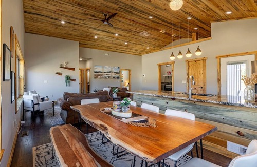 Wapiti Cabin | Dog-Friendly Cabin with Panoramic Mountain Views in Wyoming