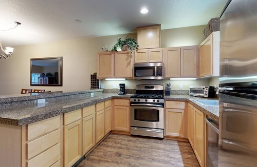 Government Camp Condo | Dog-Friendly Condo with Great Kitchen, Pool & Hot Tub - Close to Skiing