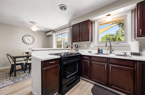 Boise Bench House | Dog Friendly Light & Bright Space | > 10 min Drive to Downtown & BSU | 5 min Drive to Saint Als