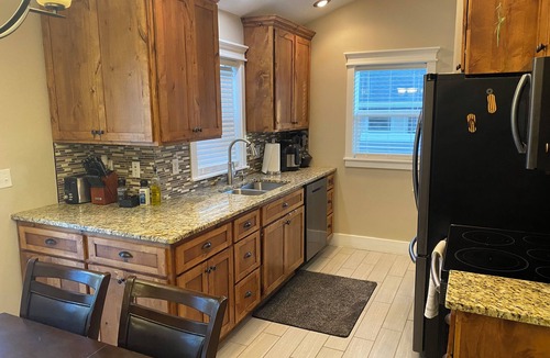 Pocatello House | Down the street from ISU. 30 min drive to lave hot spring