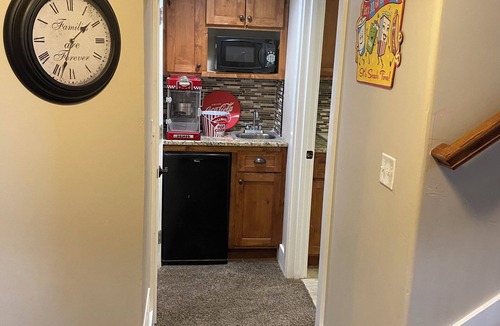 Pocatello House | Down the street from ISU. 30 min drive to lave hot spring