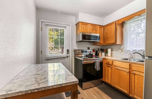 Caldwell House | Downtown Caldwell | Golf Course View | Near I-84 | Fast WiFi | Sleeps 5