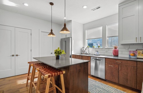 Timp House | Downtown Modern 3-Bed Townhome with Bright, Upgraded Interiors & Books to read